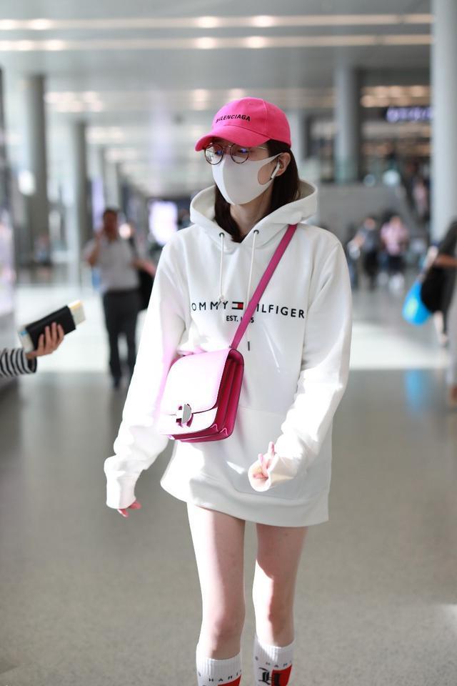 江疏影厉害了，全身上下只穿一件卫衣还蹲下去系鞋带，不惧走光！