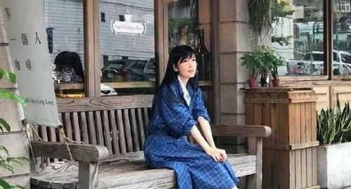 [ 脸部]抹胸印花连衣裙亮相，脸部皱纹好真实，“冻龄女神”周慧敏也老了