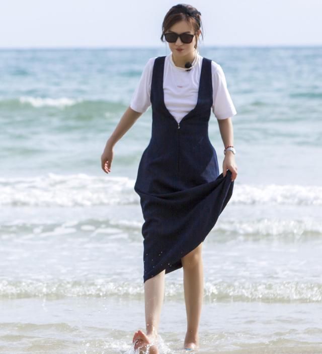 赵薇瘦了后胆真大，这鞋跟拆下来能当筷子使，但鞋子从前面看真土