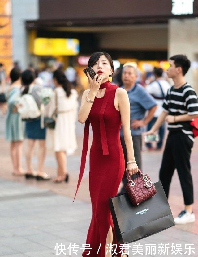 『风范』街拍:性感美女红色短裙彰显高挑迷人身姿,吸睛养眼成熟风范。