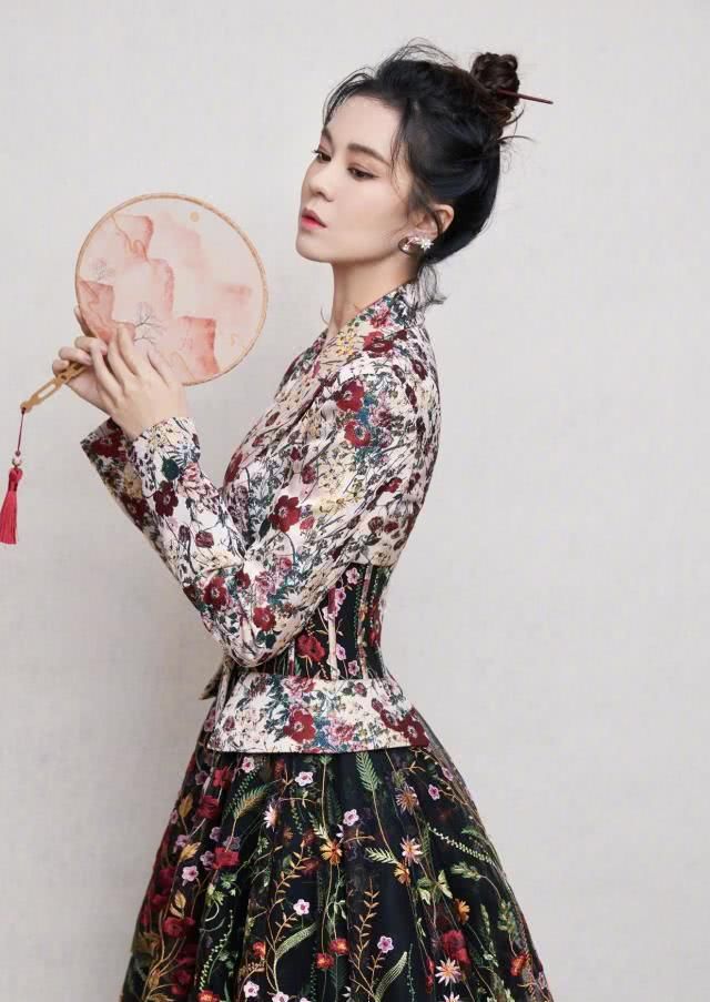  #半身裙#郁可唯到底有多时髦？个性衬衫搭配半身裙俏皮甜美又酷炫，真好看