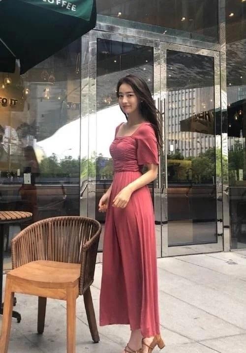 邻家的小姐姐平时身材一般，穿上紧身裙跟换了个人似的!