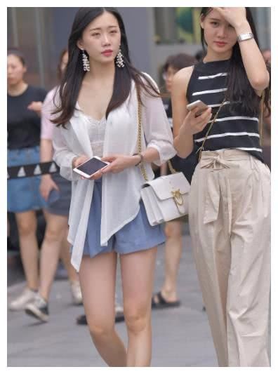 小姐姐抹胸外穿大胆时尚，嫩白皮肤修长身材引起路人纷纷回头看！