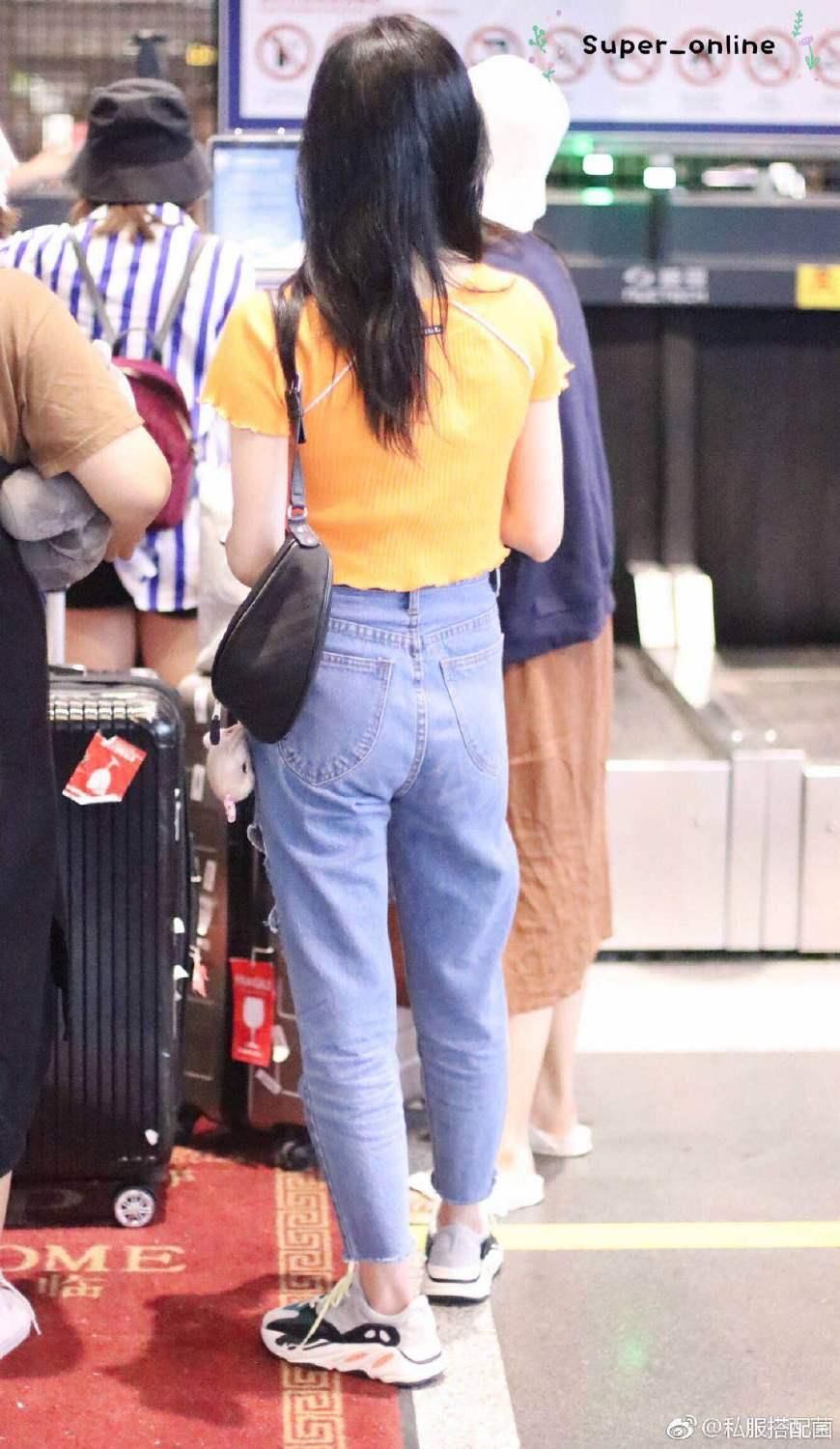 终于知道周洁琼的腰围有多细，收腰裤老往下滑，我饿两月都穿不下