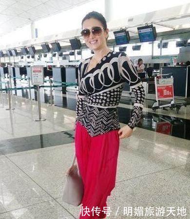 巩俐不愧是巩皇，红色阔腿裤霸气十足，这气场真不是章子怡能比的