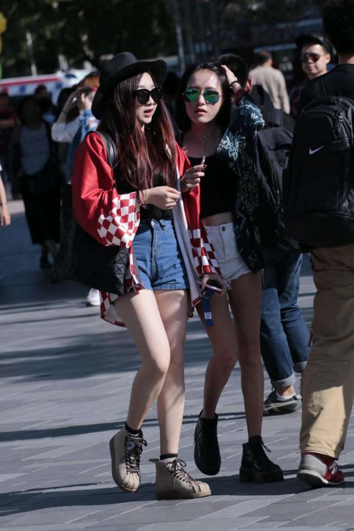 街拍: 时尚两姐妹逛街狂秀美腿, 夏天的味道越来越浓了
