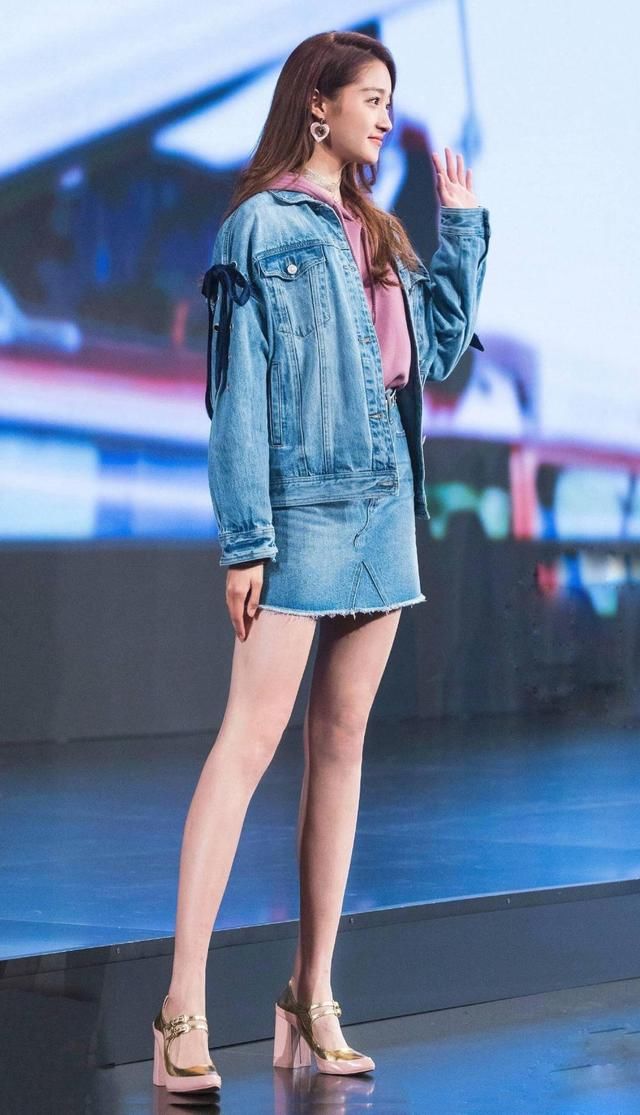 关晓彤一身黑色抹胸小礼裙出席活动，现在的她衣品越来越好