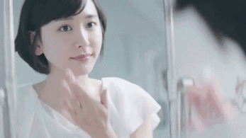 关晓彤跟鹿晗从日本回来，眼袋竟袋消失了？！难道是假眼袋？