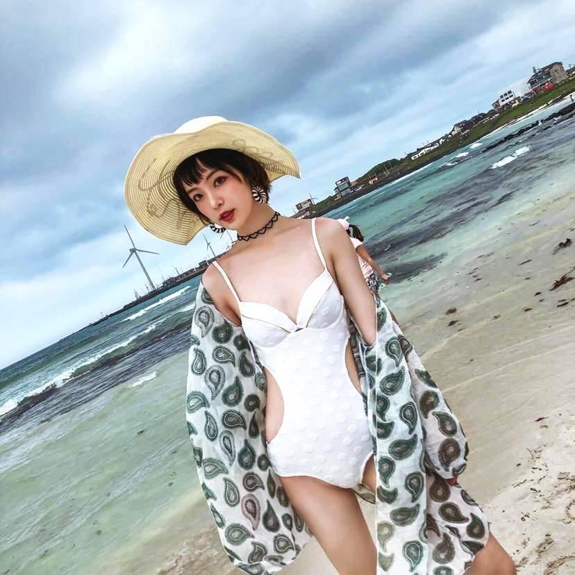 美女岚雪长相卓越多姿身材优美