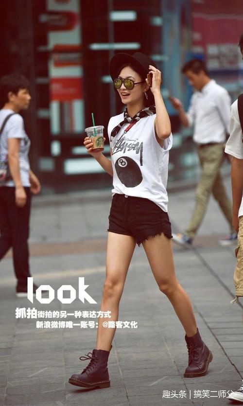 路人街拍：小姐姐穿一身吊带连衣短裙，高挑身材一览无余