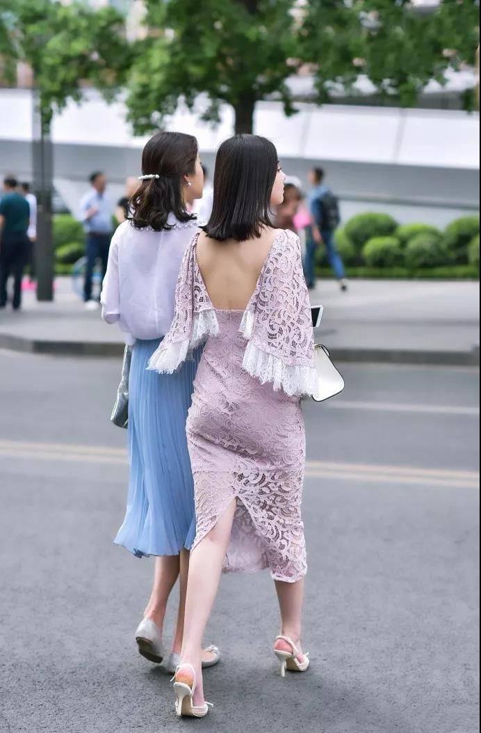 街拍路人，盛夏清凉穿搭出行，会让你获得更多回头率