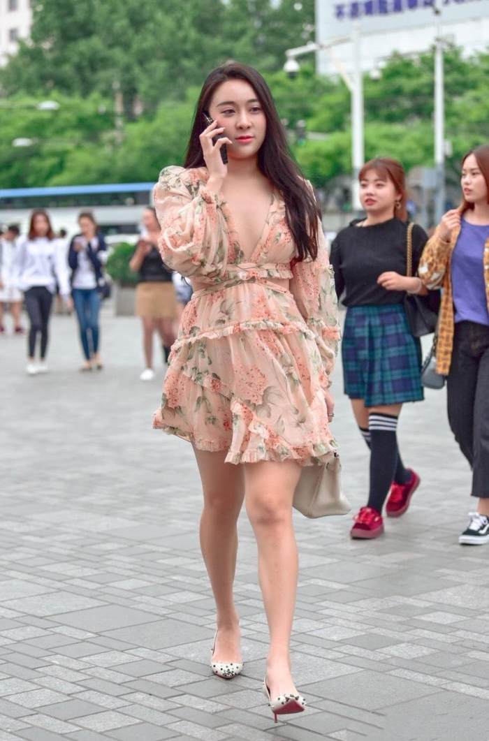 素人街拍: 轻熟风展现女人魅力, 图二小姐姐是西施