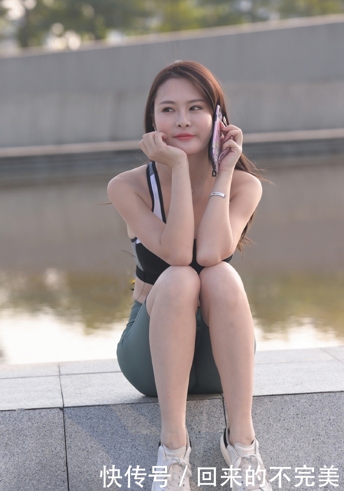 『身穿』小姐姐现身某步行街,身穿运动背心搭配短裤,让人眼前一亮