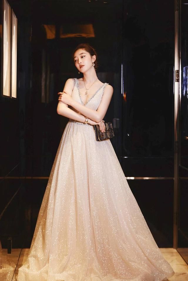 蒋梦婕穿深V连衣裙秀事业线，网友：秀再多也火不起来！