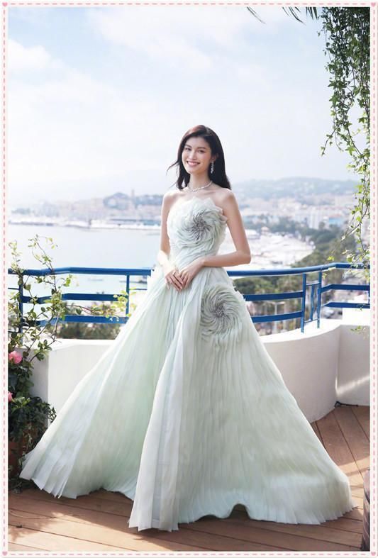 何穗咋想的?三伏天穿长袖连衣裙,网友:终于知道为啥你这么白了