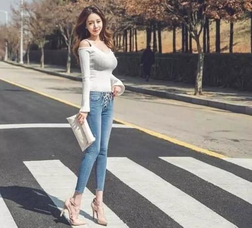 街拍：小姐姐整体看起来优雅端庄，女人味十足