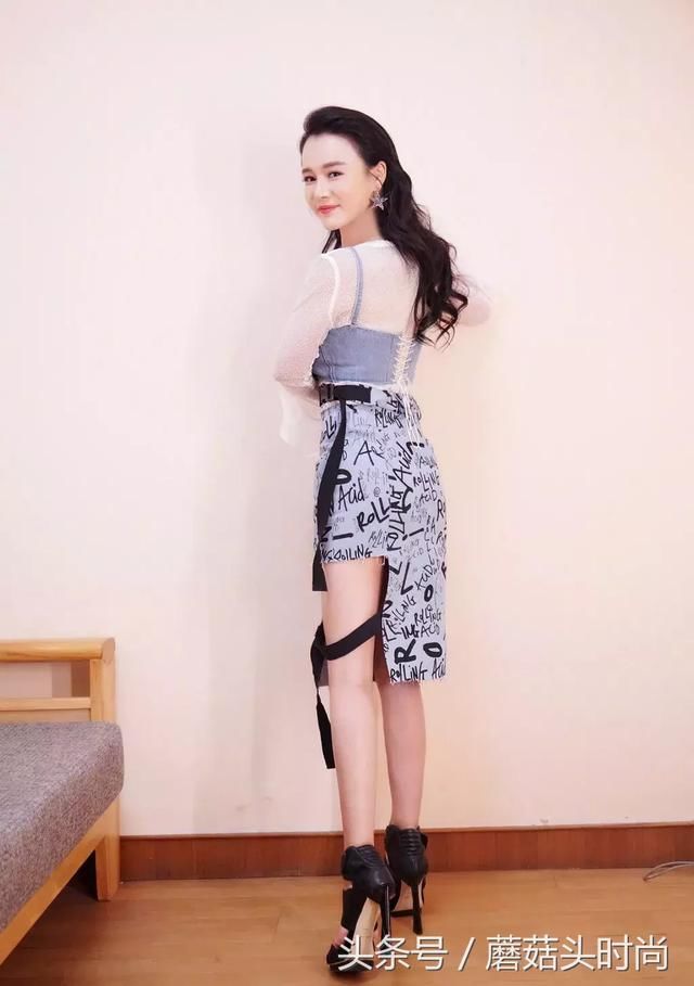 一看冉莹颖这细腰,平时私下无数次汗水付出,才有这等傲人的身材