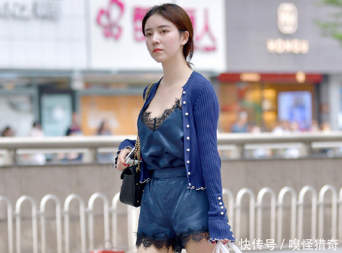 街拍：身材丰腴时髦秀气的小姐姐，搭配妩媚风姿绰约元气满满！