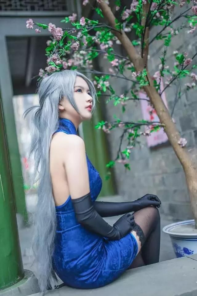 五官精致，紧身旗袍，小姐姐不光模样好，身材也苗条