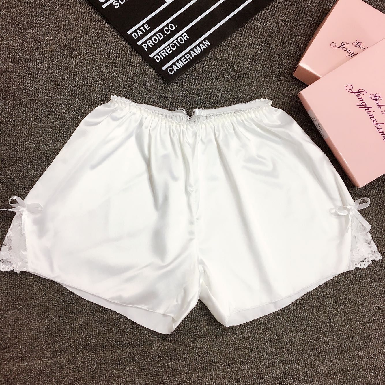 去城里的嫂子家，走时嫂子送了两条“妖娆裤”，穿在身上太性感了