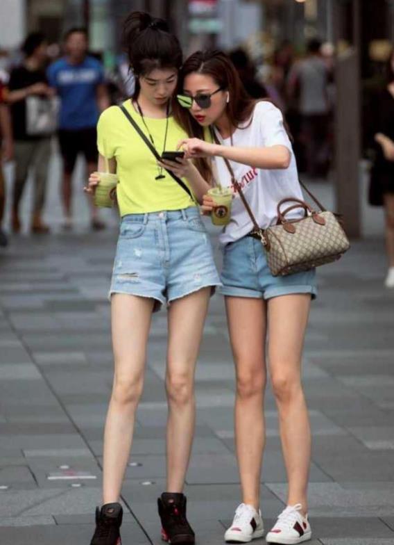 多姿|街拍:青春气息洋溢的美女,多姿的身段,走在街头靓丽抢眼
