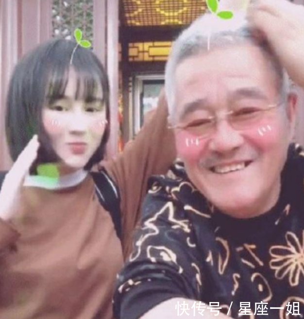 『看起来』赵本山近照曝光,头发花白面色红润精神好,妻子和女儿同框似姐妹