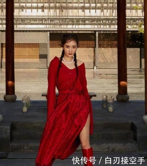 「西装」难怪面条只吃一根,杨幂西装牛仔裤配长筒靴,舞台上双腿细成焦点