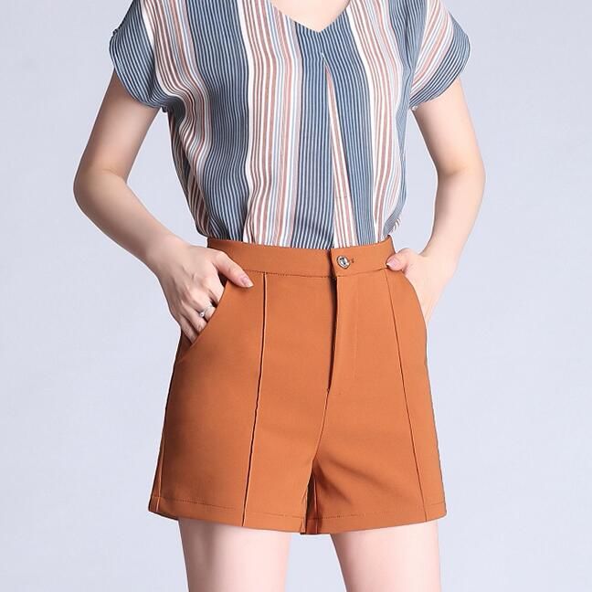 高腰时尚短裤，穿在身上特别的有气质，拉长你腿部美丽的线条
