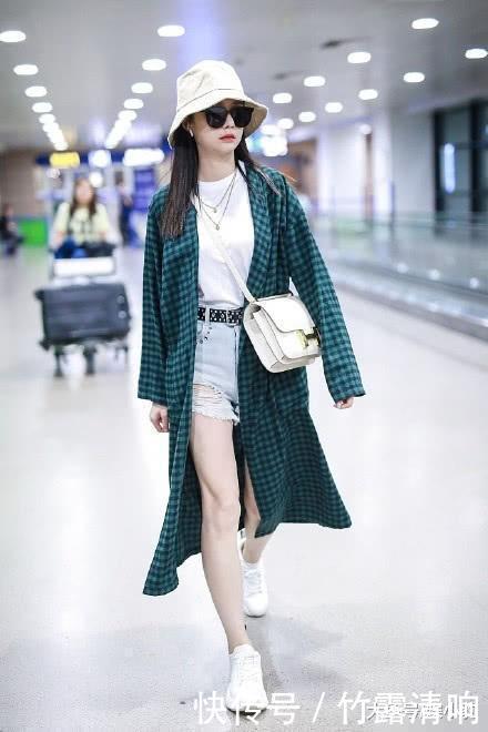 沈梦辰为显腿长, 短裤提的很上, 中腰短裤愣是穿成了高腰裤!