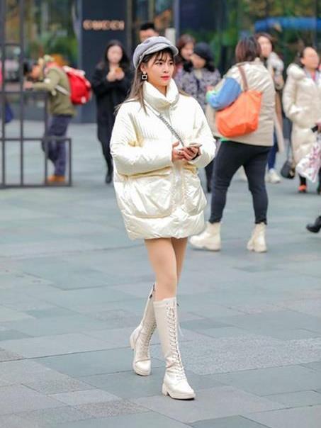  [暗香]街拍暗香袭人的美女，一件黑色背心配牛仔热裤，青春活力气息