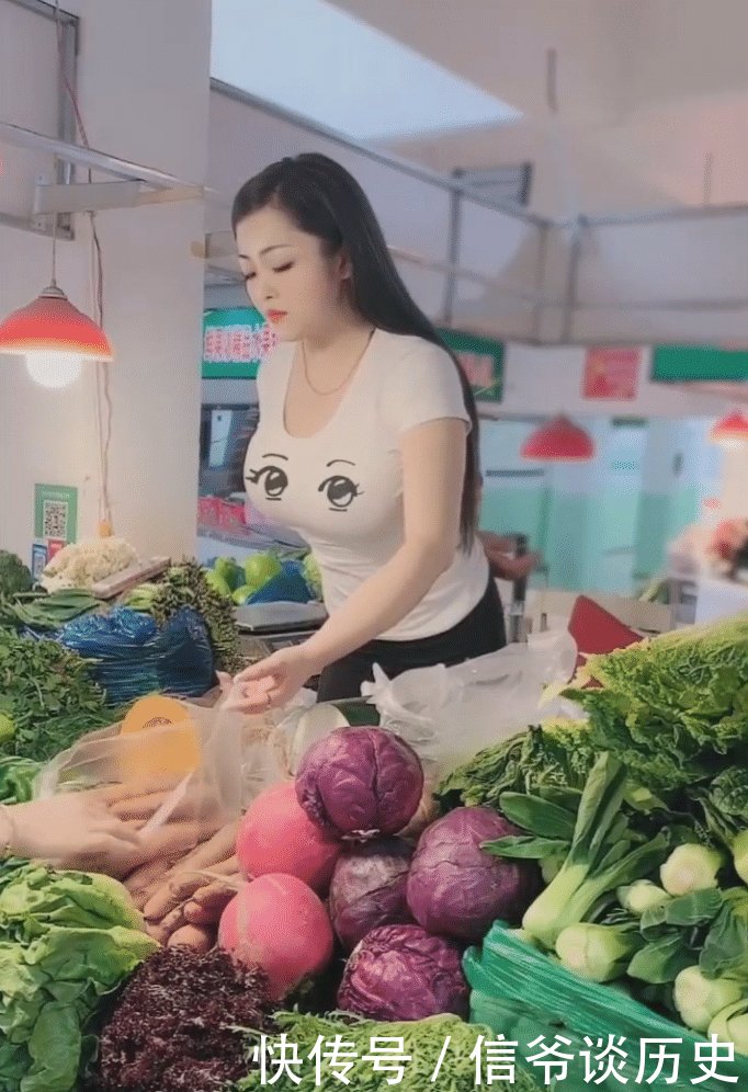 菜市场买胡萝卜的美女, 看起来好贤惠