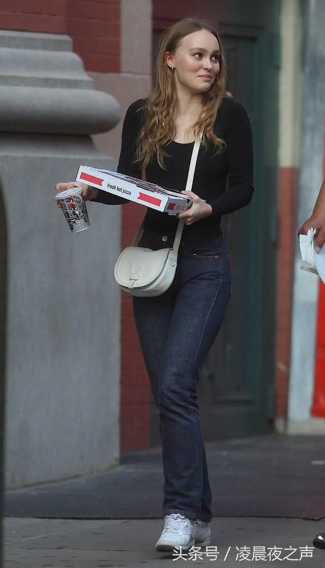 德普女儿发际线是硬伤，五五分身材穿低腰裙，颜值再高也挽救不了