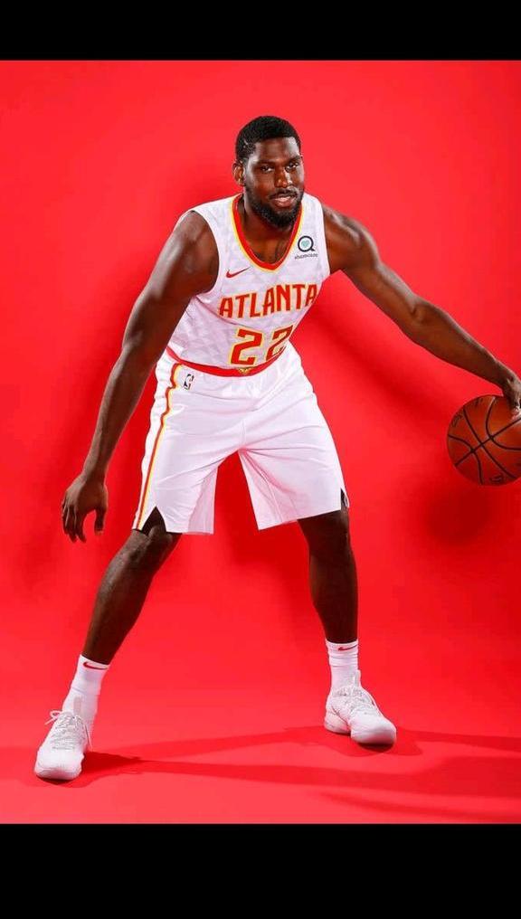 飞人，林书豪领衔老鹰新赛季定妆照