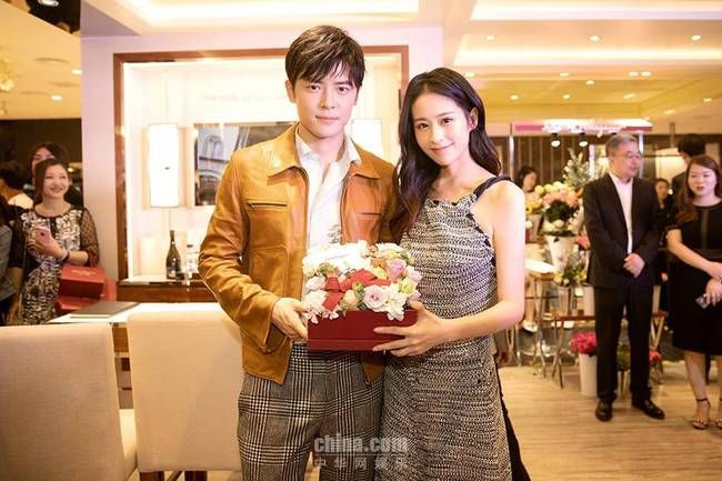 颖儿针织吊带裙展精致锁骨 波浪长发女人味足