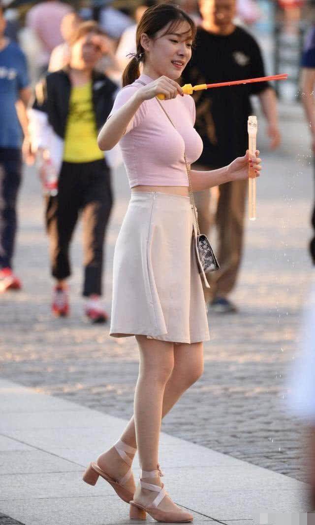 街拍: 单肩包出街的小姐姐, 好身材都是勒出来的