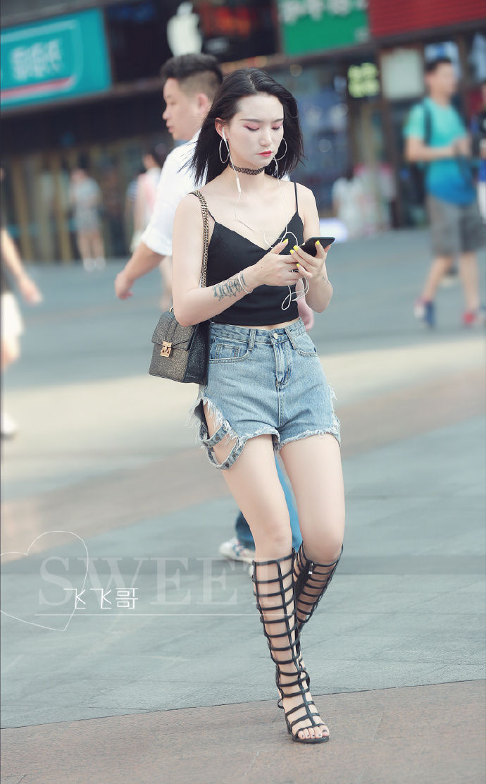 街拍重庆:就算颜值爆表，也离不开时尚潮流的穿搭!