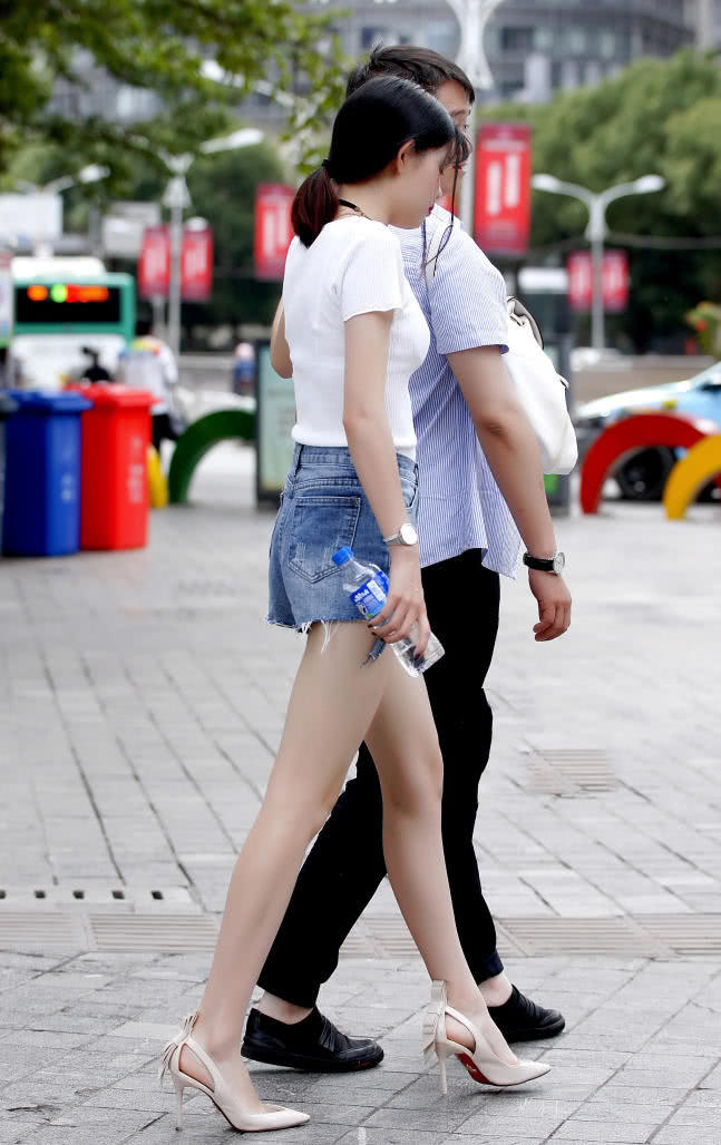 气质小姐姐紧身穿搭勾勒出玲珑有致的好身材，摇摆很吸睛