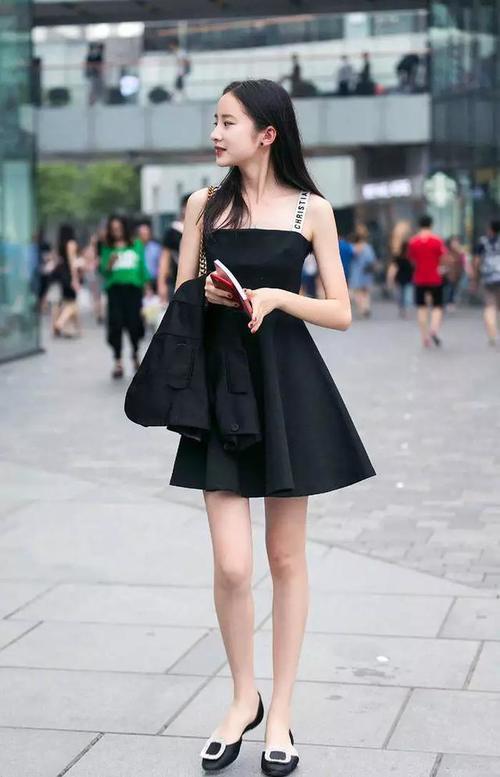 街拍：小姐姐穿了条牛仔短裤，凸显小女人个性与魅力