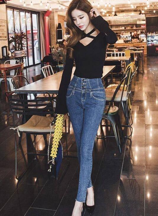 牛仔裤是一种时尚潮流，不经意间流露出优雅女神的高贵气质！