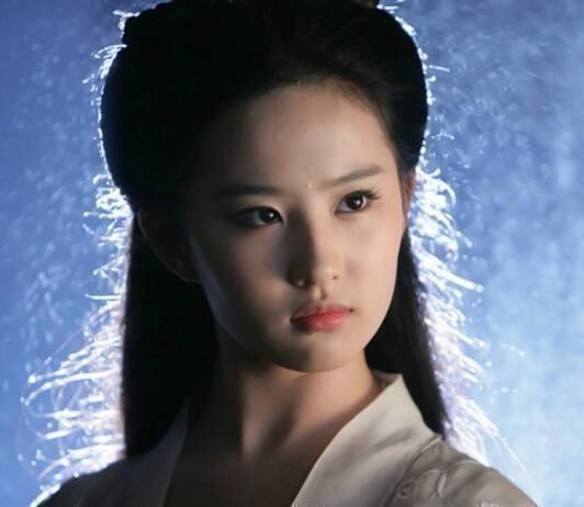 很少有女生敢直接露出额头,只有刘亦菲这样的女生才敢这么做!