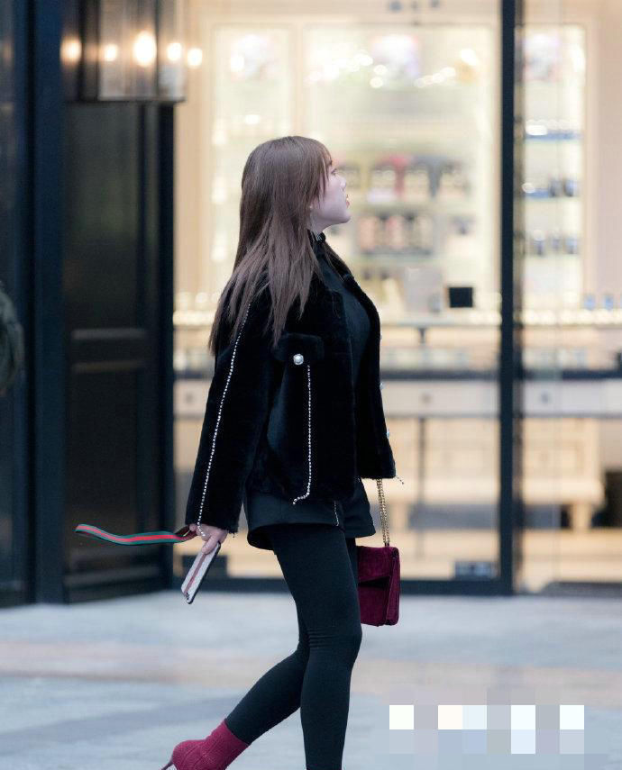  【凸显】知性女秘书穿搭条纹紧身连衣裙凸显好身材, 不输欧美女人