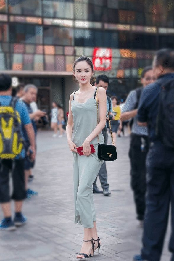 「 美女」短发美女凸显大长腿,潮流时尚,街拍:个性露肩上衣配牛仔短裤