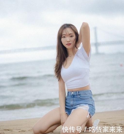  『妹子』街拍：妹子你蹲在海边画心，能一直这么稳吗