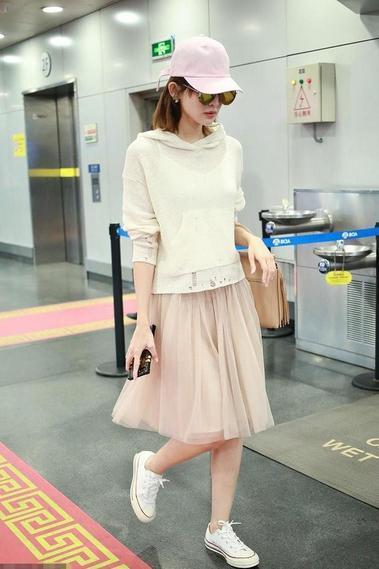 19岁关晓彤撞衫25岁娜扎，这差距不是一个6岁就能说明问题的