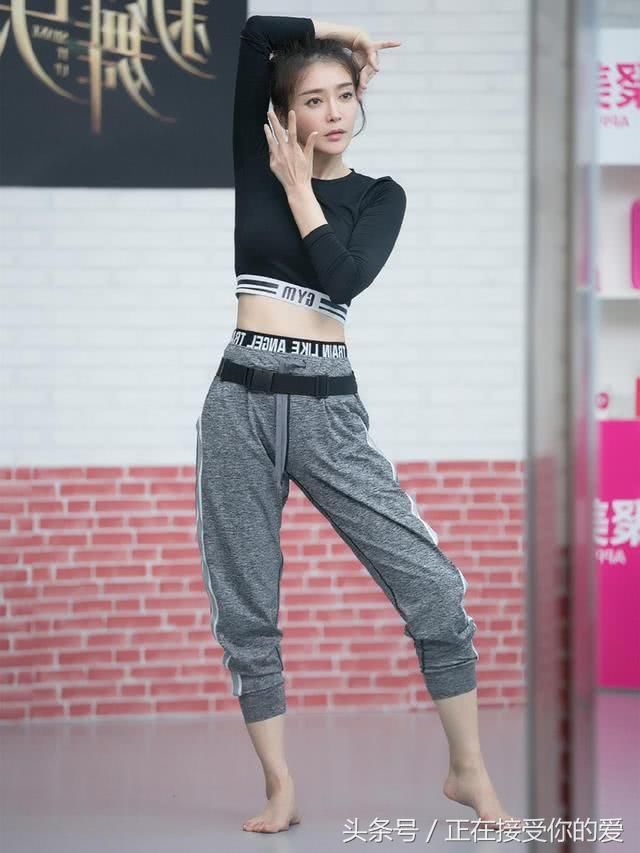 37岁秦岚晒运动照，风韵犹存气质优雅，不愧是一代女神！