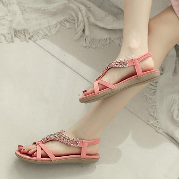 纤纤玉足涂上指甲油，真白嫩！搭水钻凉鞋一手握住，享受一个夏天