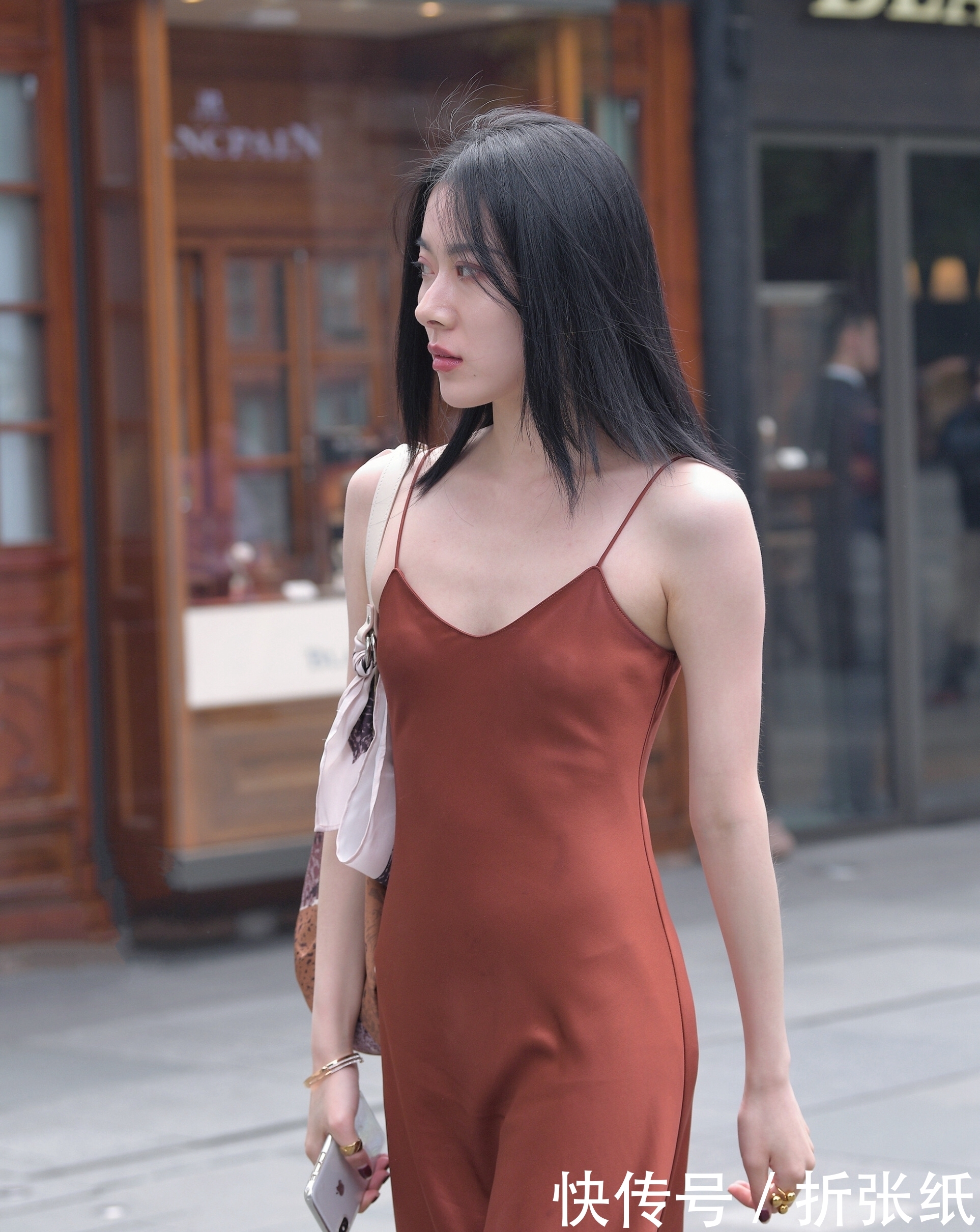 『尽显』路人街拍:美女长发披肩,一袭真丝长裙,性感十足,尽显完美身材