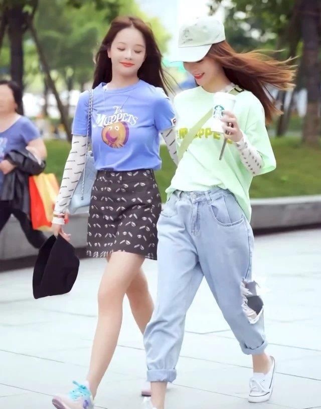  闺蜜■钢铁姐妹街拍，“你穿侧漏裤，我穿仙女鞋”，俩人一起上街抢镜