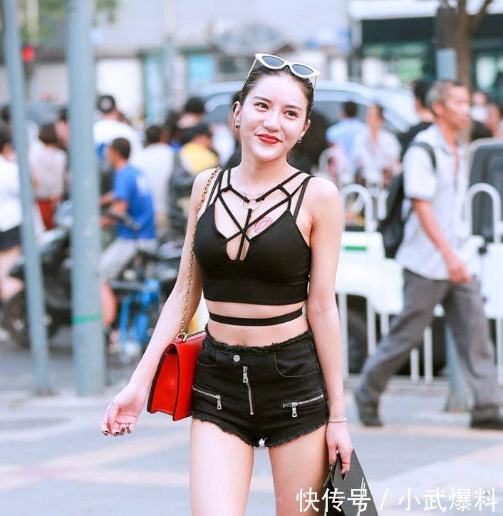 环肥燕瘦的紧身打底裤小姐姐，勾勒美好曲线，十分吸引人!