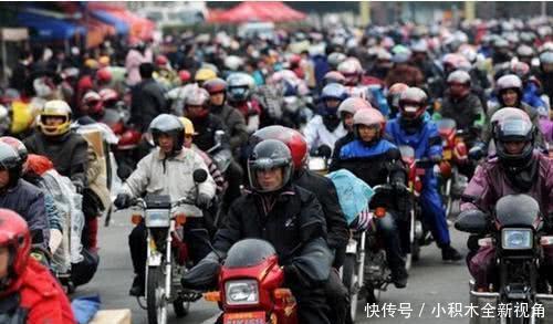  #还要#明明有火车, 农民工为啥还要骑摩托车回家过年 老农说出了